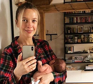 Був у животику, а тепер на ручках: Фролова поділилася домашнім ФОТО з сином 
