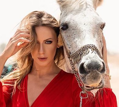 Нікітюк під шампанським невимушено прилягла на коня в Єгипті. ФОТО 