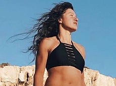 Руслана в купальнику звабливо вигнулася у бризках. ФОТО