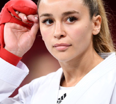 Міні, рожевий бант та ботфорти: каратистка Терлюга гламурно пораділа 31-річчю