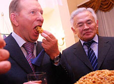 Як Кучма з Черномирдіним беляші з чак-чаком наминали