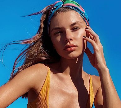 Дементьєва в купальнику попозувала на тлі єгипетських брил 