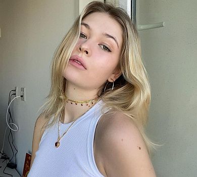 Брежнєва привітала доньку з ювілеєм та показала себе 19-річну