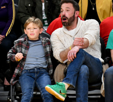 Аффлек із 10-річним сином емоційно повболівали на баскетбольному матчі. ФОТО