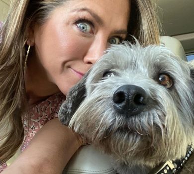 53-річна Еністон потягала залізо з волохатими друзями. ВІДЕО