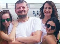 Мосійчук показав свій парад із помічницями в бікіні та привітав дружину-мента