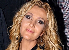 Єгорова годує сина пишними грудьми та не поспішає на роботу