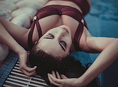 Варда спокушає мокрим тілом у мережі та вчить москвичок на жердині крутитися