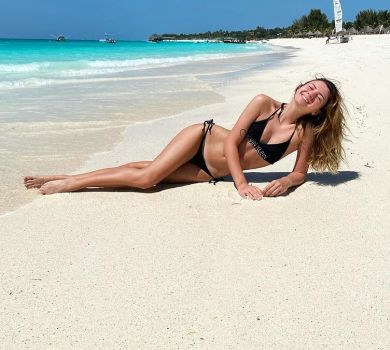 Настя з Уханя Зінченко пробіглася в купальнику африканським узбережжям. ВІДЕО