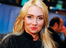 Розинська відпустила коси і занурилася в кіноАзію