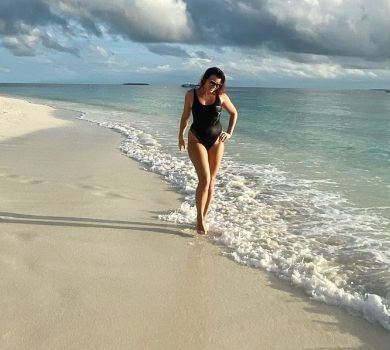 Монатіки на Мальдівах: дружина співака показала милі кадри сімейного відпочинку та себе в купальниках