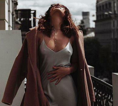 Млосна Огнєвіч у сукні-ночнушці відчула подих осені