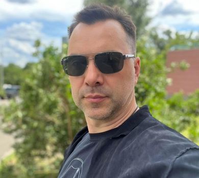 Арестович із дружиною показали фото своєї ядерної  істерики 