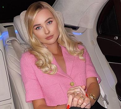 Загублена в раю жінка Тищенка показала довгі ноги в цільному купальнику