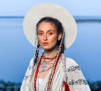 Наших дітей розкладають на цвинтарі: Паш у новій пісні порівняла НЕбратські народи