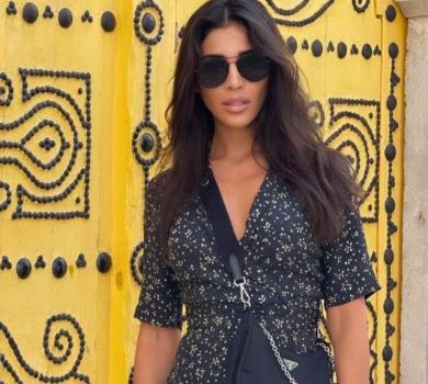 Дімопулос у романтичному платті попозувала на заході сонця в Тунісі. ФОТО