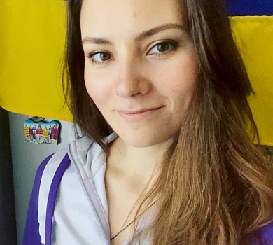 Кожен міліметр заряджений на перемогу: зірка Спіймати Кайдаша шиє українські прапори для бійців