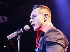 Ларсон навколішках заспівав Цоя 