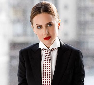 Вагітна депутатка Володіна у ч/б оголила живіт на стільці. ФОТО