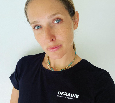 Вже не чекаємо дива: Осадча з синами та чоловіком показала різдвяне фото коло ялинки