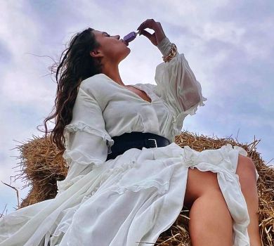 Солістка Kazka у романтичній сукні посмакувала морозиво на соломі 