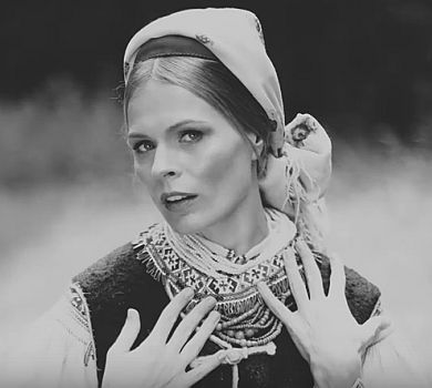 Фреймут із донькою в традиційних вбраннях з'явилися в шлюбному кліпі Горбачової. ВІДЕО