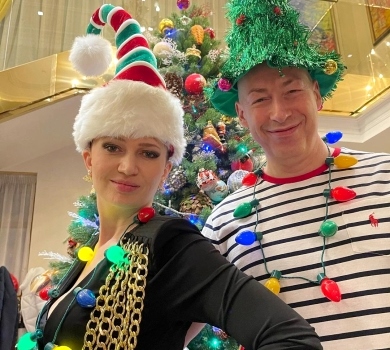 На домашньому: Гордон у піжамі та капцях розв'язав шахову битву з донькою. ФОТО