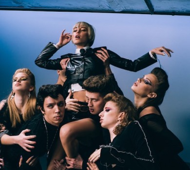 Дорофєєва у боді посвітила сідницями на коні у кліпі про різнокольорову любов. ВІДЕО