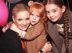 Дизайнер Тимошенко й Окунська повели дітей готувати тортики