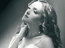 Дружина Пономарьова знову одягла весільну сукню 