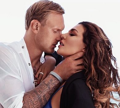 Седокова в сексі-спідньому притулилася до Тімми на весільному ФОТО