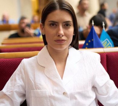 Депутатка Мезенцева в хустці та з лопатою показала медитацію на городі. ФОТО