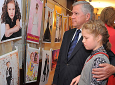 Віце-міс Всесвіт роздала прищіпки дітям Кінаха, Сумської і Гусіна