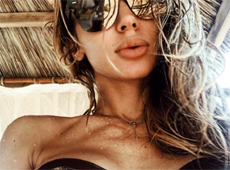 Лобода наробила селфі цицьок на відпочинку з донькою. ФОТО