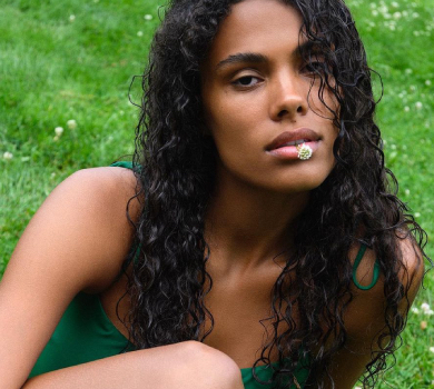 Золоті моменти: Кунакі показала себе у купальнику, з конюшиною і цигаркою в роті