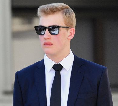 Син Лукашенка на випускному випадково утворив із однокласницею український прапор. ВІДЕО