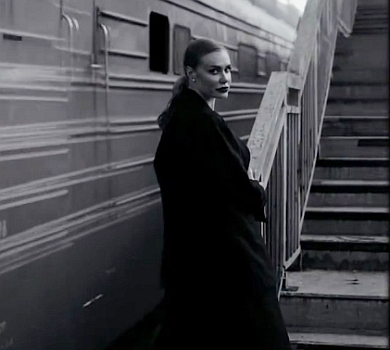 Камінська вляглася на колії  та представила свою першу пісню українською 