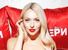 Свінгер Полякова на кінопрем'єрі поцьомалася з жінкою. ФОТО