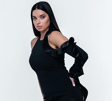 Total black та екстраміні: дружина Усика у зйомці продемонструвала стрункі ноги та голі плечі