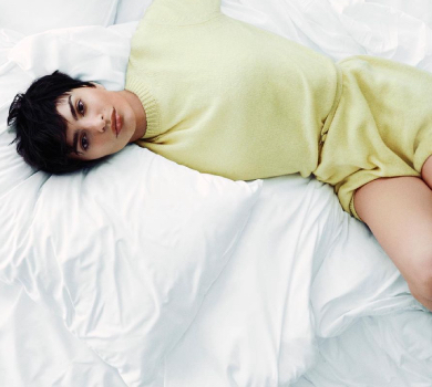 Ратаковскі з хлопчачою стрижкою знялася в пастельних луках для глянцю. ФОТО