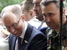 Яценюк видерся на броньовик покататися. ВІДЕО