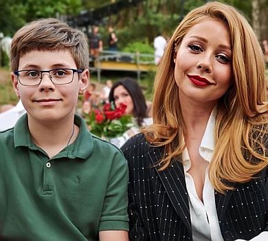 Син Кароль англійською привітав мамин фанклуб із 15-річчям. ВІДЕО