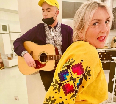 Танці та поцілунок: Данилко з мамою Сердючки замилували драйвовим ВІДЕО