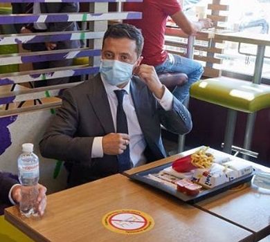 Солодкий чилі та бургери: Зеленський із почтом поласував макдональдсом у Дніпрі