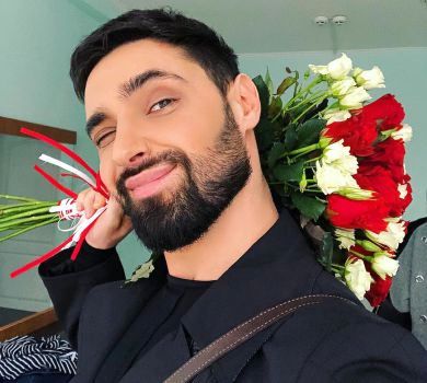 Козловський на карантині показав, як цілує стрижену кицьку