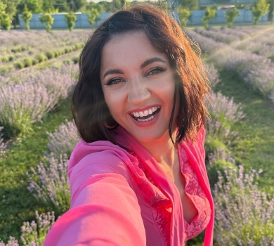 Бо хочу: Цибульська в рожевому максі залізла в лавандове поле