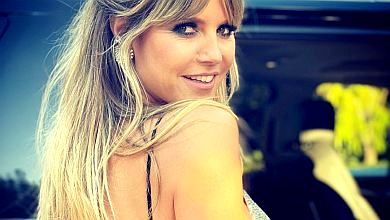 Клум у спідньому оригінально встановила соціальну дистанцію з перукарем. ФОТО 