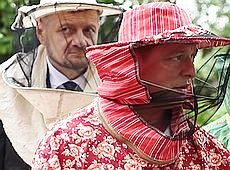 Як Ляшко у трояндочках до бджіл у гості ходив. ФОТО 