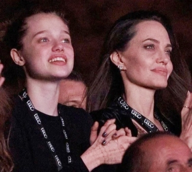 Рок-мамуся: Анджеліна Джолі з донькою побувала на концерті Maneskin. ВІДЕО