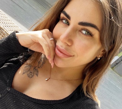 Не губіть нас: Стужук у відвертій кофтинці нагадала про себе та показала нову зачіску сина